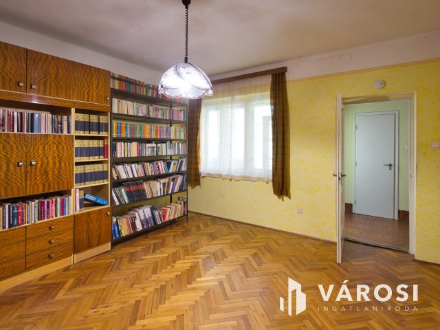 140 m2-es, felújítandó családi ház eladó