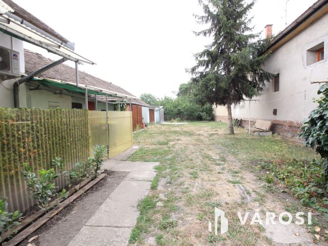 Tram-train állomáshoz közeli 102 m2-es házrészt kínálok