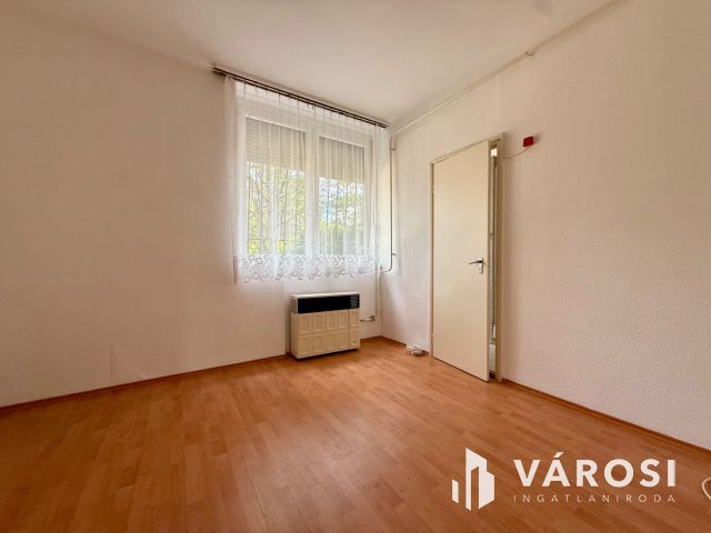 Gorkij tetőn földszinti, erkélyes lakás eladó!