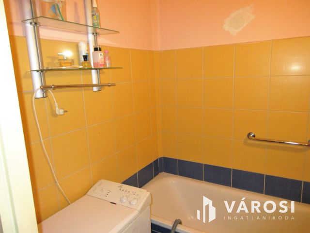 Erkélyes panel lakás a városközpontban