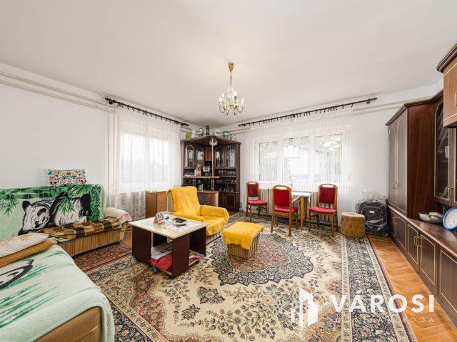 Masszív kétszintes családi ház 6 szobával